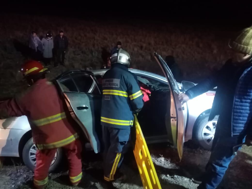 Bomberos tuvieron que hacer denodados esfuerzos para rescatar a uno de los choferes. Foto/Difusión.