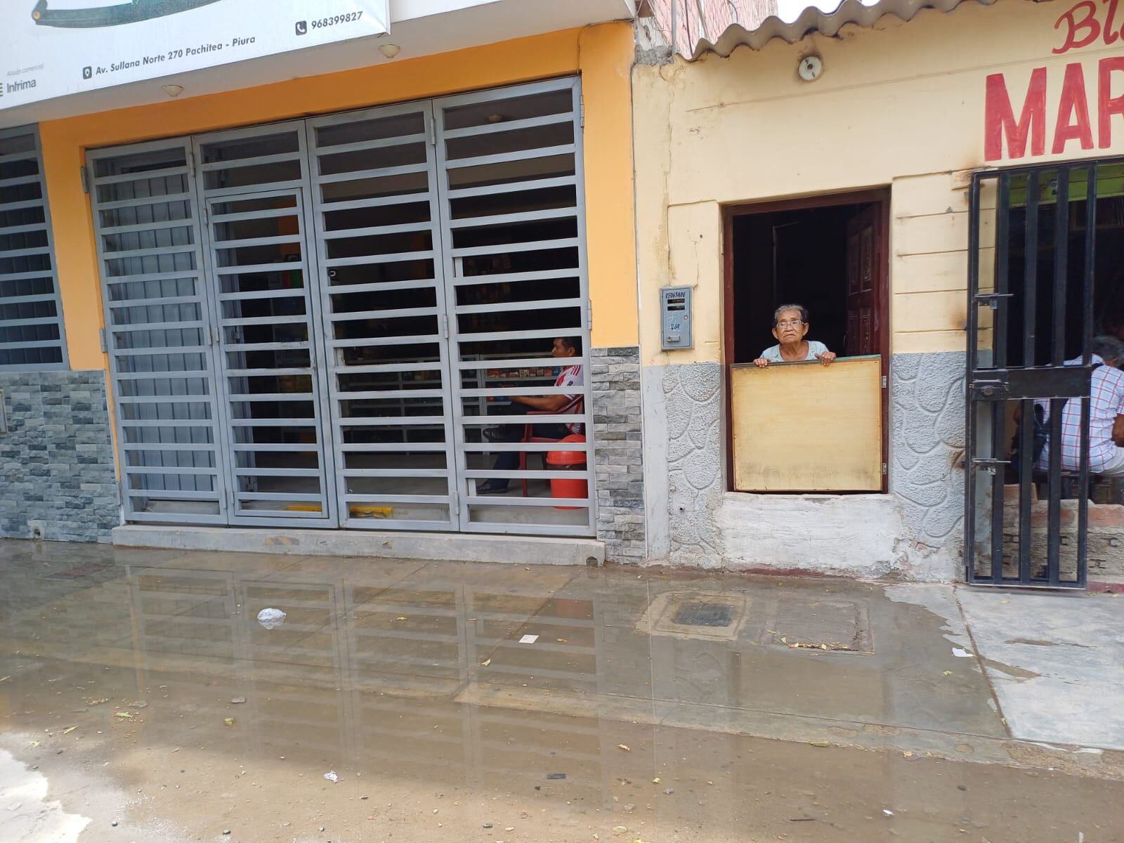 Los afectados aseguran que todas sus cosas se han dañado debido a que fueron alcanzadas por estas aguas de desagüe.