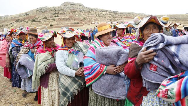 Entregan 16 mil frazadas a comunidades afectadas por heladas en Puno 