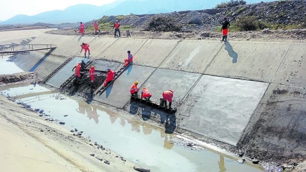 Gerente de Chavimochic, Jhon Cabrera, descartó que trabajos en los tramos Moche, Chicama y Urricape puedan iniciarse el 2024 en paralelo a labores en presa Palo Redondo. Exconsejero Greco Quiroz indica que demora se dará porque gestiones apepistas perdieron terrenos que pasan por el proyecto.