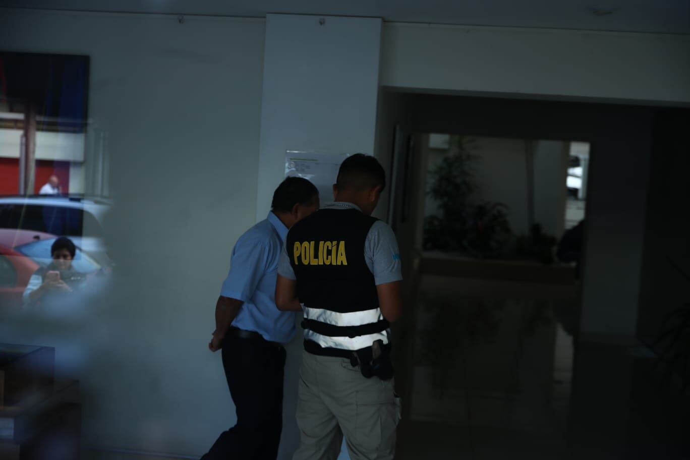 Operativo de allanamiento y detención a Mateo Castañeda
en su domicilio de Miraflores. FOTOS Giancarlo Avila @photo.gec