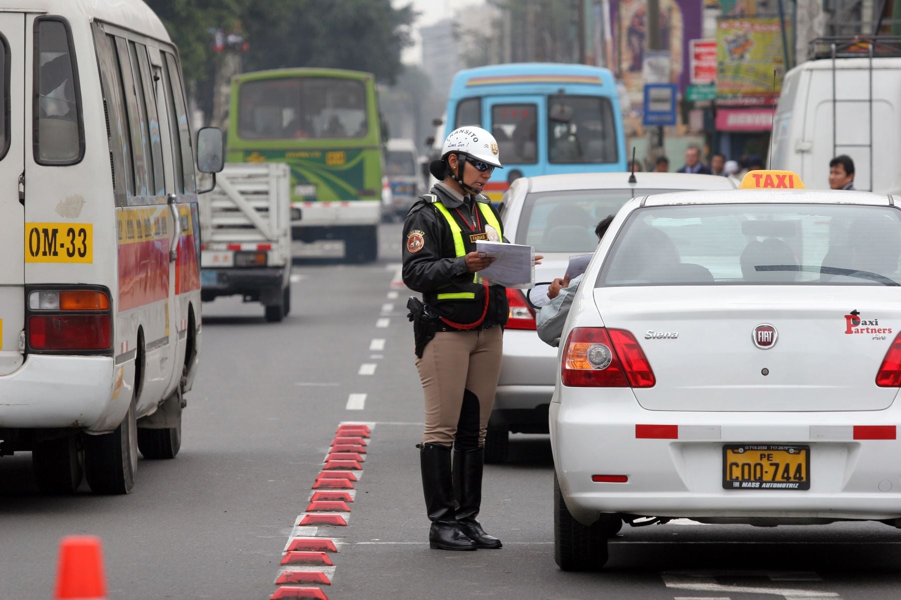 Manejar en estado de ebriedad, participar en accidentes y circular sin SOAT, licencia o revisión técnica están entre las infracciones excluidas. El régimen permite pagar determinadas multas con el 10% de su valor.