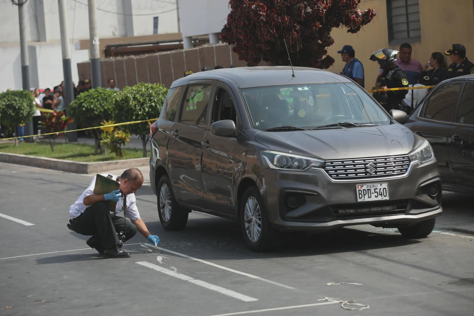 La víctima fue identificada como Miguel Ángel Ligarriza Díaz. La Policía Nacional desplegó un operativo para ubicar a los responsables que huyeron en una motocicleta. (Fotos: Diana Marcelo/GEC)