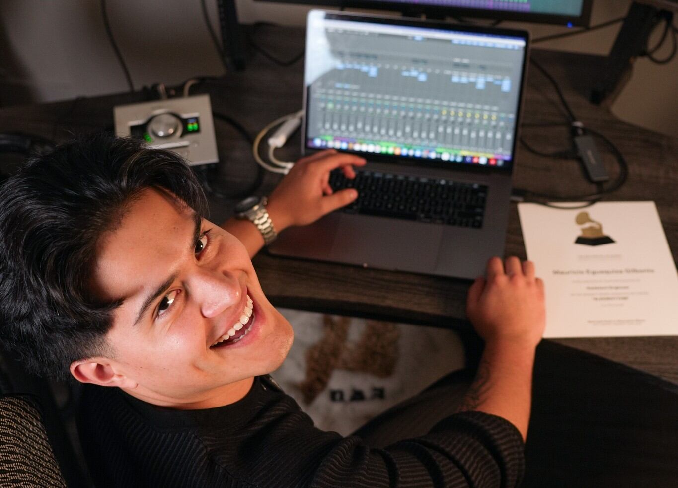 La experiencia profesional de Egúsquiza también incluye haber trabajado como Assistant Engineer en “Algorhythm”, álbum de Los Wizzards nominado al Grammy.