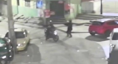 Imágenes de videovigilancia muestran al sicario aproximándose a la víctima con el arma en mano, segundos antes de ejecutar el homicidio en Cruz de Mayo.