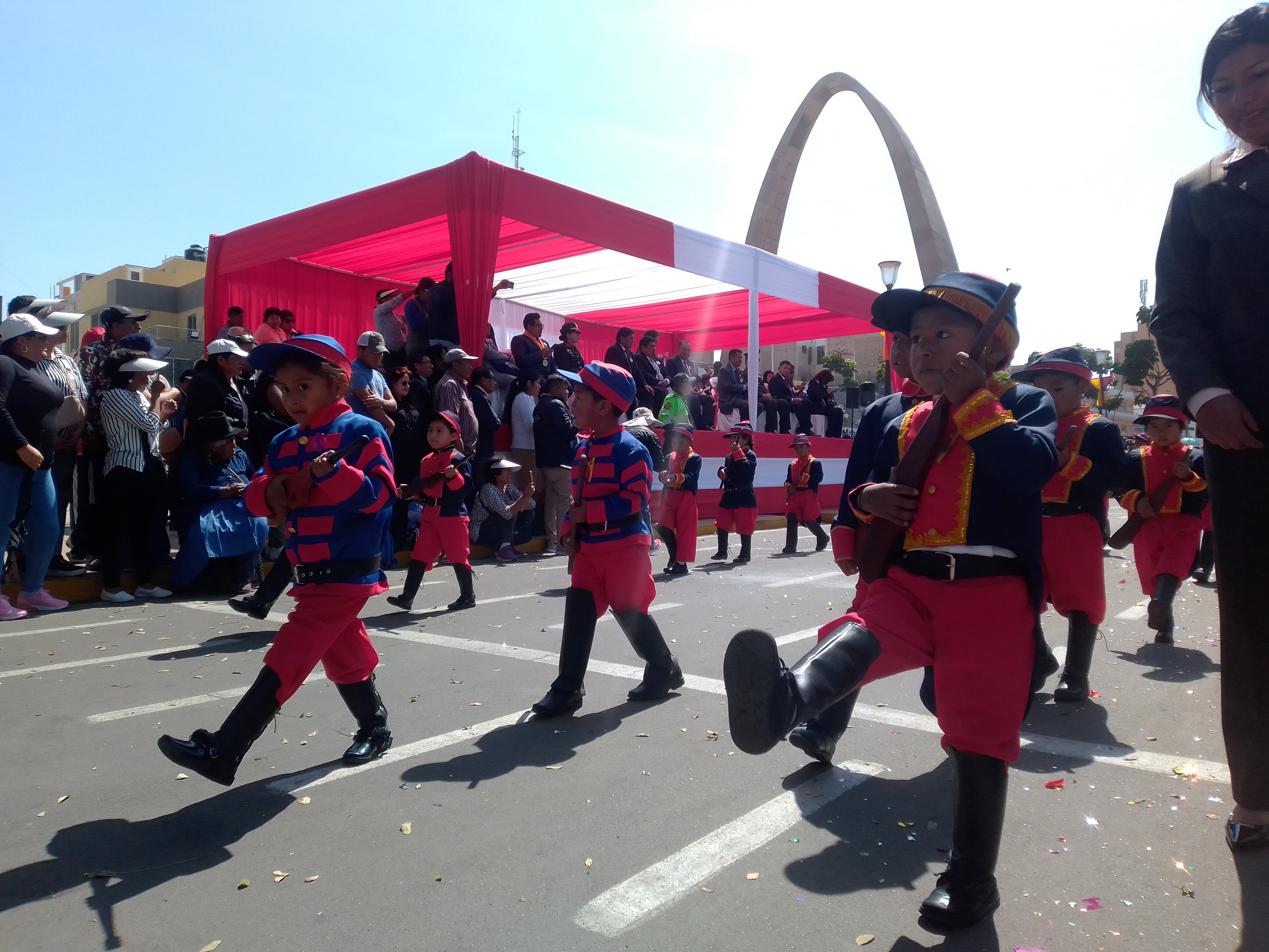 Cientos de niños y niñas de 50 instituciones educativas de nivel inicial de la región de Tacna ofrendaron su amor al Perú a través de una procesión de la bandera, izamiento y desfile realizado en el Centro Cívico de la Ciudad Heroica.