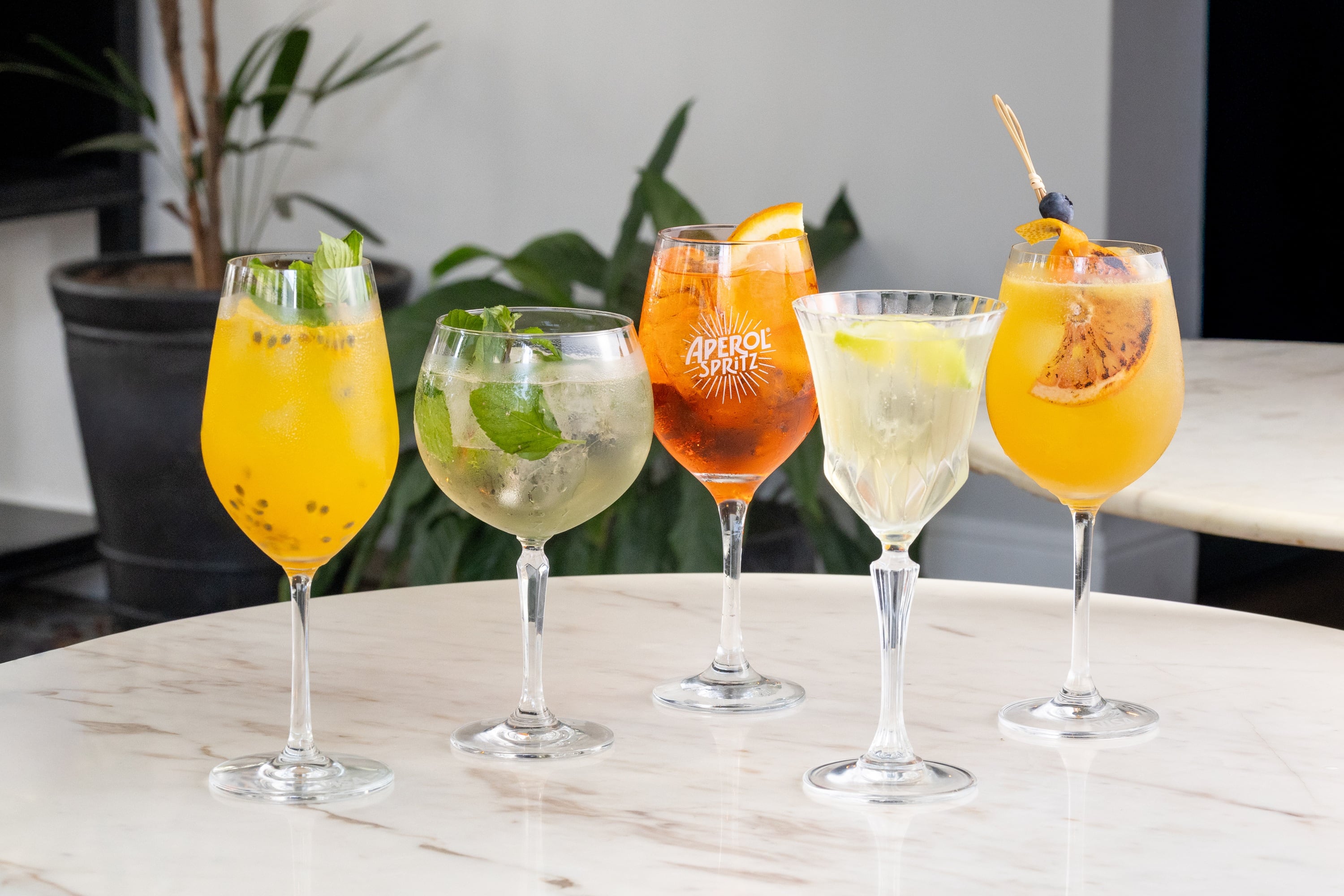 El restaurante italiano Osteria Convivium presenta una propuesta estival que celebra el ritual del aperitivo con spritz clásicos y contemporáneos, acompañados de piqueos para compartir.
