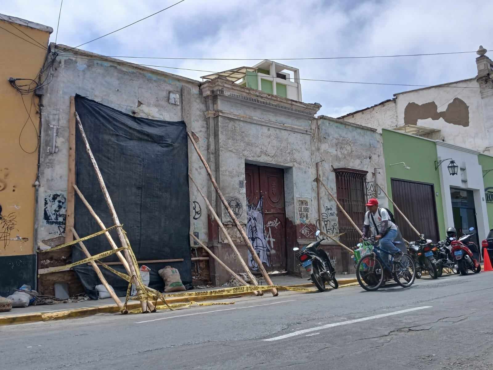 Bomberos, PNP y personal de Defensa Civil intervinieron a tiempo y las rescataron. Otras cuatro personas resultaron ilesas. Ahora les ofrecen hospedaje temporal.