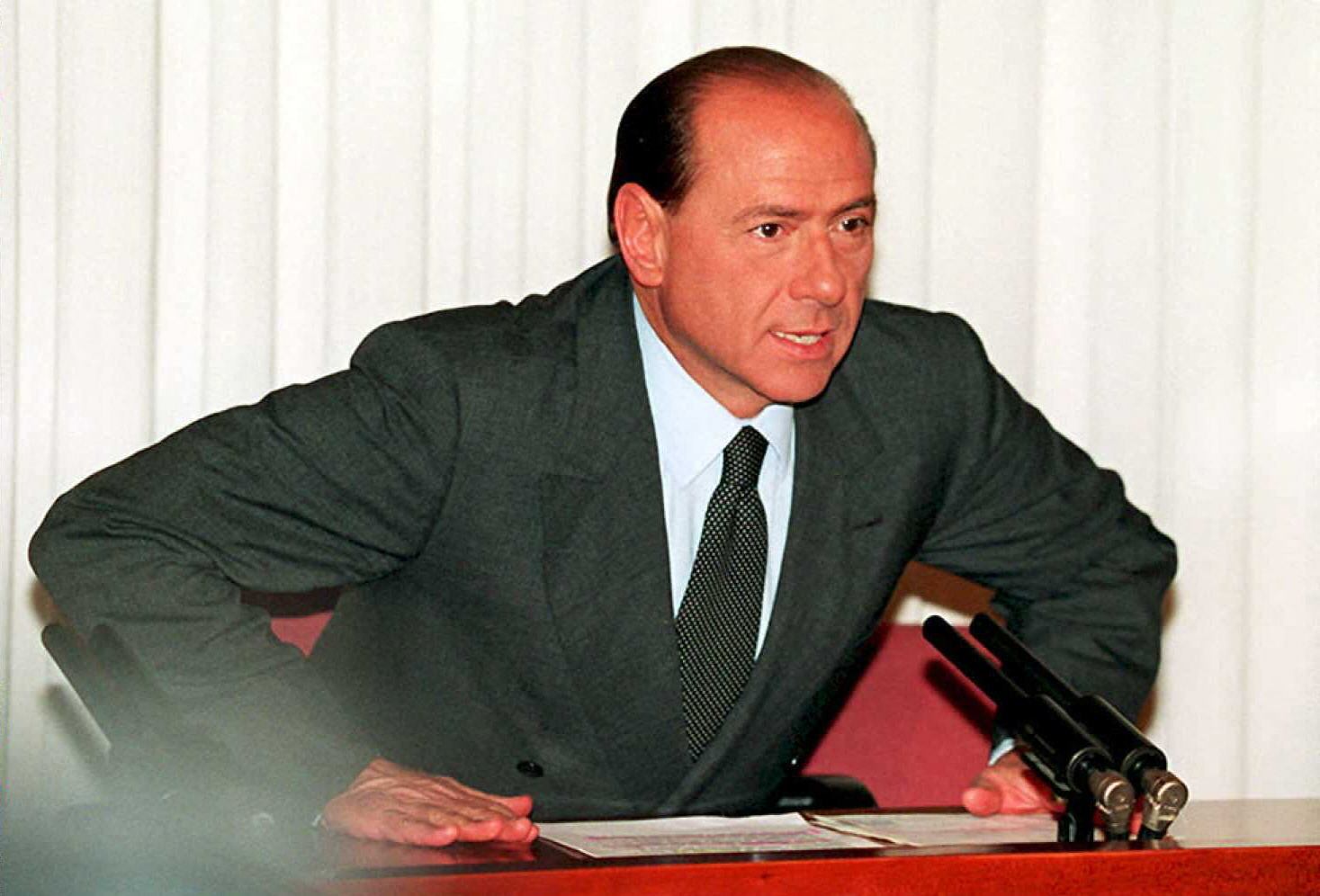 Silvio Berlusconi se prepara para hablar con la prensa el 22 de diciembre de 1994, en Roma, después de renunciar porque su coalición se derrumbó. (Foto de Patrick HERTZOG / AFP).