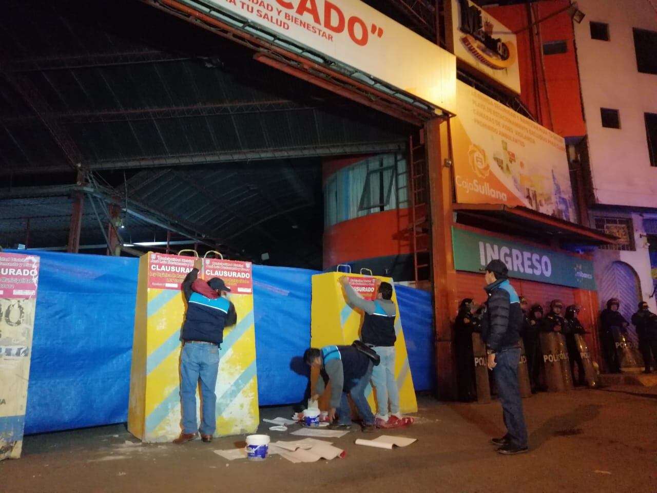 Colocaron muros de concreto de cuatro toneladas en Mi Mercado. Foto: Cortesía.