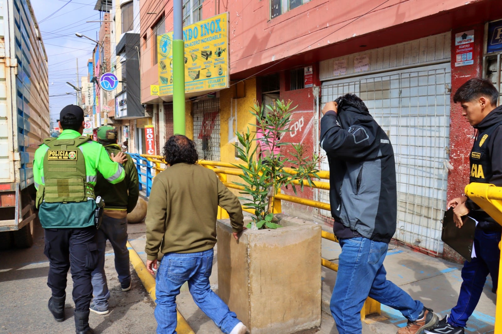 Hombres y mujeres fueron trasladados a la comisaría (Foto: Municipalidad de Mariano Melgar)