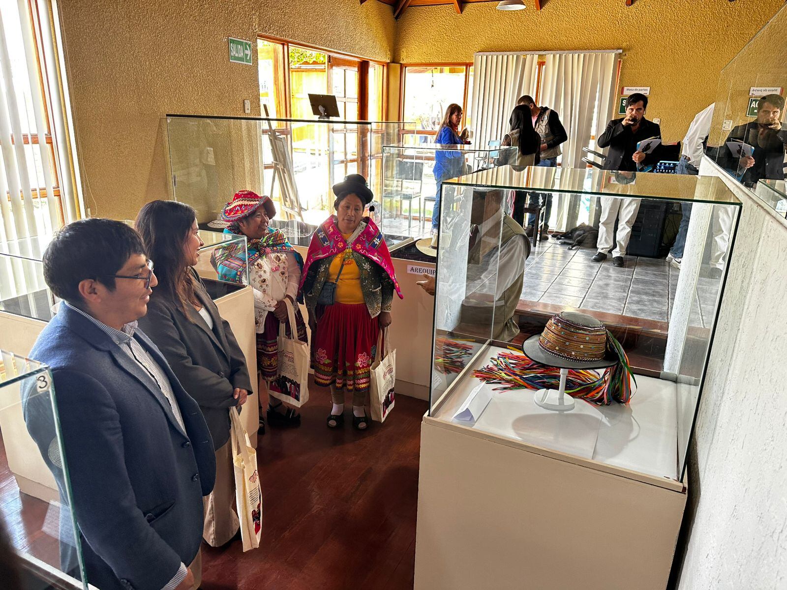Exposición de sombreros de mujeres indígenas de Arequipa. Foto: Difusión.