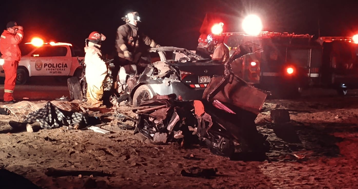 Tacna: Camión aplasta auto colectivo que iba a Chile y mueren cuatro personas
