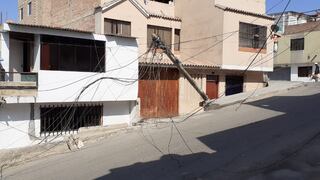 Chorrillos: camión impacta contra varios postes y derriba cables aéreos en urbanización San Genaro 