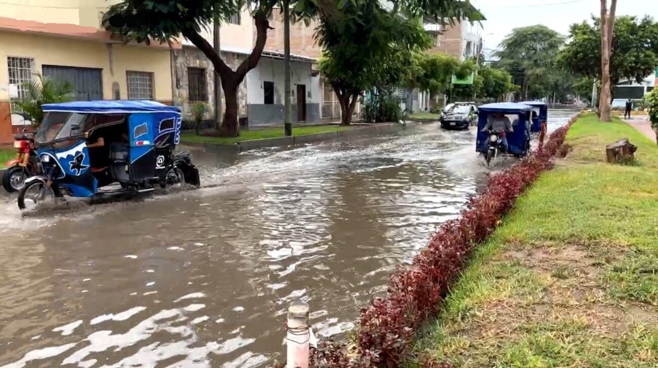 Diversas calles de la ciudad se han vuelto intransitables por la gran cantidad de agua acumulada.