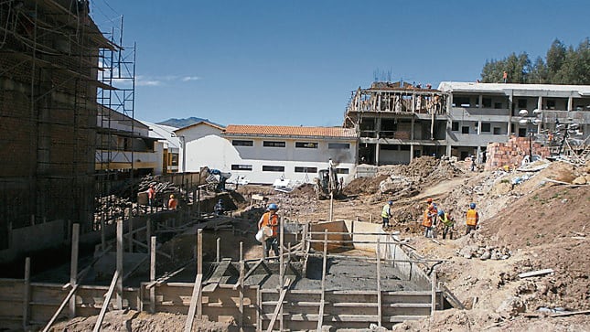 De acuerdo al MEF, la Región tiene programado ejecutar al menos 128 obras que comprenden mejoras en centros de salud, agricultura, colegios, carreteras, pero la mayoría no inician a pesar de que cuentan con su respectiva partida presupuestal. Gerente general, Rogger Ruiz, dice que están elaborando expedientes técnicos.