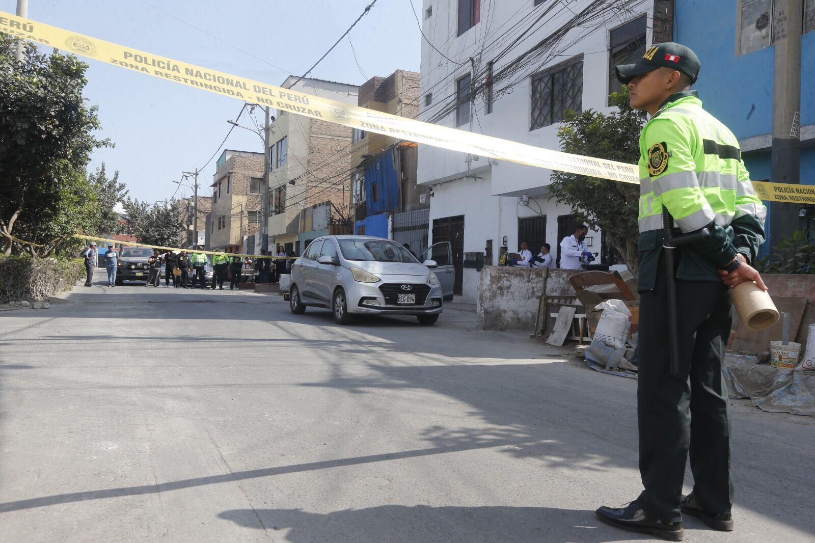 La víctima, identificada como Giancarlos Jesús Felipe Mendoza, fue interceptada por dos sujetos en motocicleta que le dispararon cinco veces a plena luz del día. El crimen se suma al homicidio de un colectivero en la misma provincia.