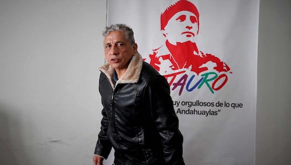 Antauro Humala dice que solo es un militante del partido, sin embargo, es quien lidera las reuniones y las actividades partidarias. Foto: EFE/ Paolo Aguilar