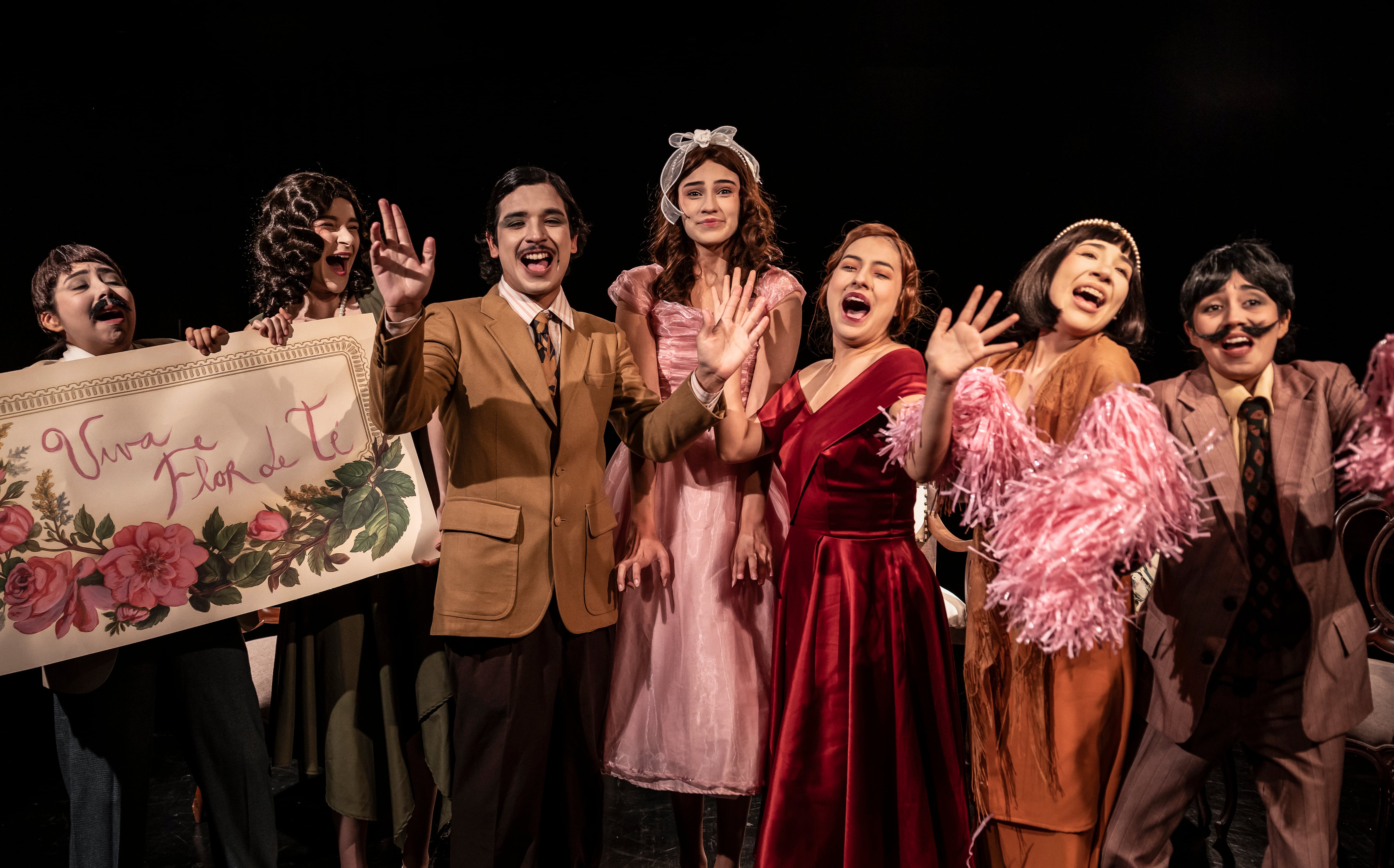 La puesta en escena propone una mirada crítica y mordaz sobre la autoridad doméstica y las expectativas familiares, con elementos del teatro del absurdo, la farsa y la comedia.