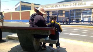 Tacna: Niña estudia afuera del colegio FAZ al no conseguir vacante