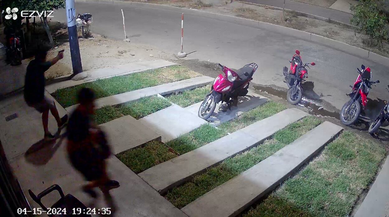 Cámaras de seguridad grabaron el momento en que delincuentes ingresaron a restaurante en Piura