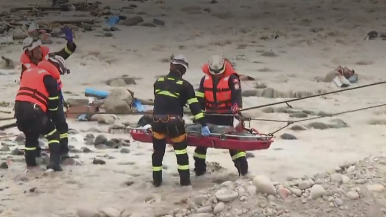 El menor había desaparecido tras ser arrastrado por la corriente. En el intento de rescate falleció también un joven de 20 años. La Policía investiga el caso. (Captura de imagen de América Noticias)