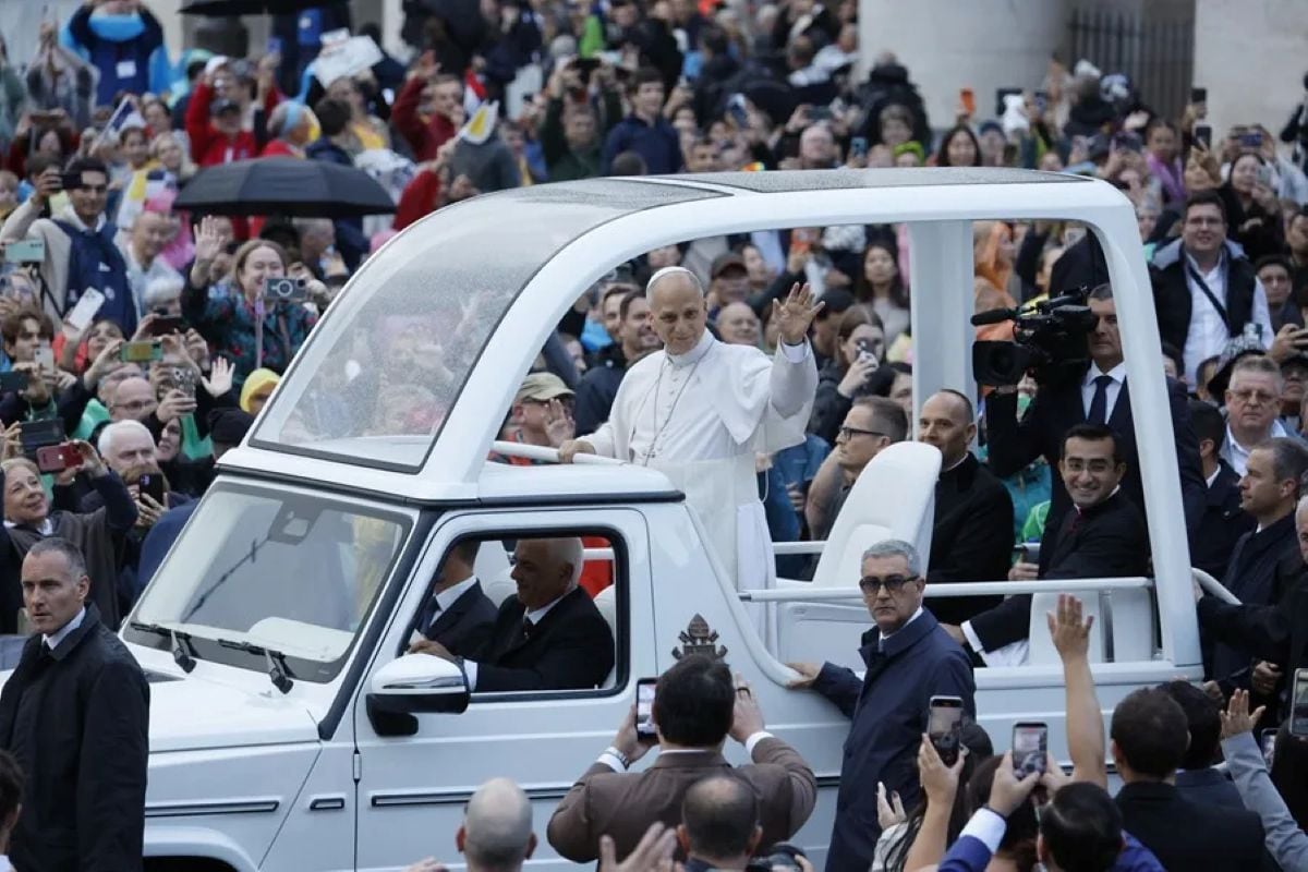 El papa León XIV volvió a recorrer la plaza de San Pedro a bordo del papamóvil durante la audiencia general, tras recibir el alta médica el último sábado. Foto: EFE.