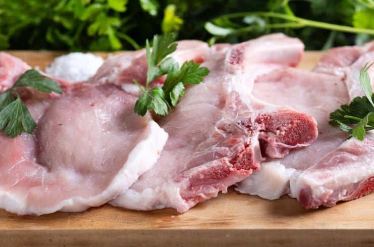 La carne de cerdo aporta proteínas, vitaminas y minerales esenciales. Productores destacan su valor nutricional y su presencia en la gastronomía peruana. (Foto referencial: Freepik)