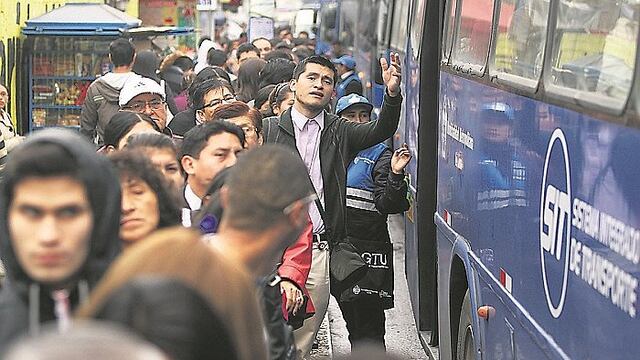 Corredor Azul: Retiro de consorcios y falta de buses azules afectan a miles de pasajeros