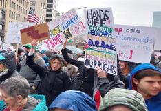 EEUU: Manifestantes protestan contra los recortes de Trump y Musk en cientos de ciudades