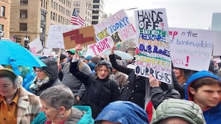 EEUU: Manifestantes protestan contra los recortes de Trump y Musk en cientos de ciudades