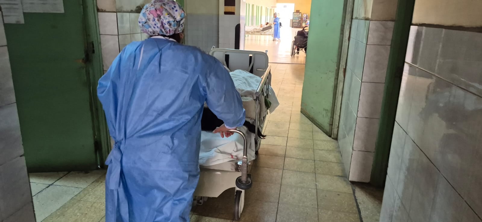 Niño abandonado lucha por su vida luego de ingerir veneno en Arequipa (Foto: Pedro Torres/@photo.gec)