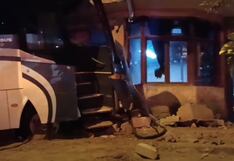 Conductor de bus frenó para evitar atropellar a un perro y se estrelló contra una vivienda en Ventanilla