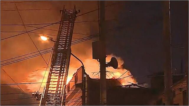 Incendio en Mesa Redonda: comenzó a incendiarse casa frente a galería  