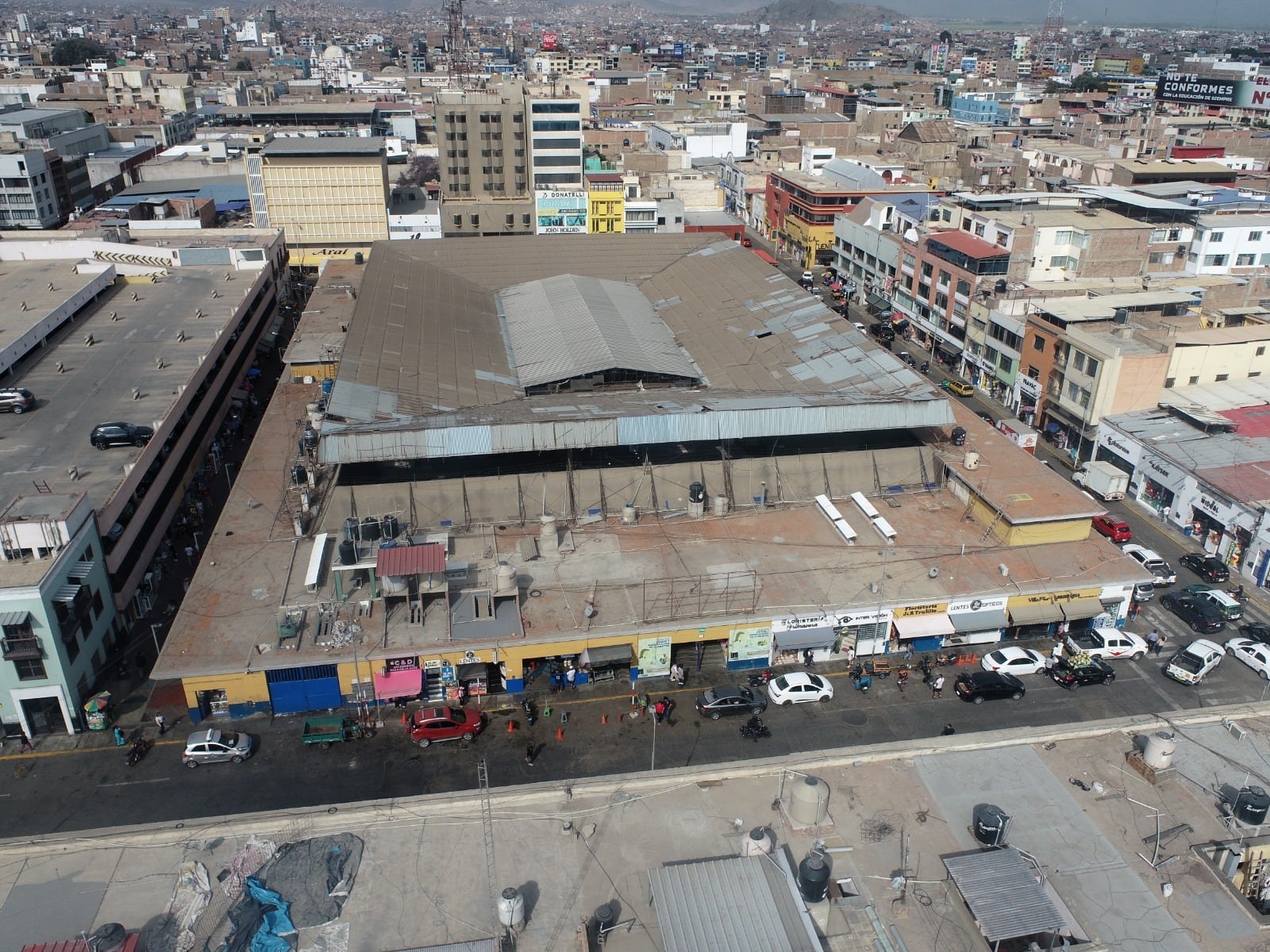 Ana Vásquez, subgerenta de Fiscalización de la MPT, dijo que se les acusó ante la Fiscalía por desobediencia y resistencia a la autoridad, debido a que reabrieron las puertas del centro de abastos a pesar de que se clausuró por el peligro inminente del colapso del techo. Comerciante dijo que la medida edil es “apresurada”.