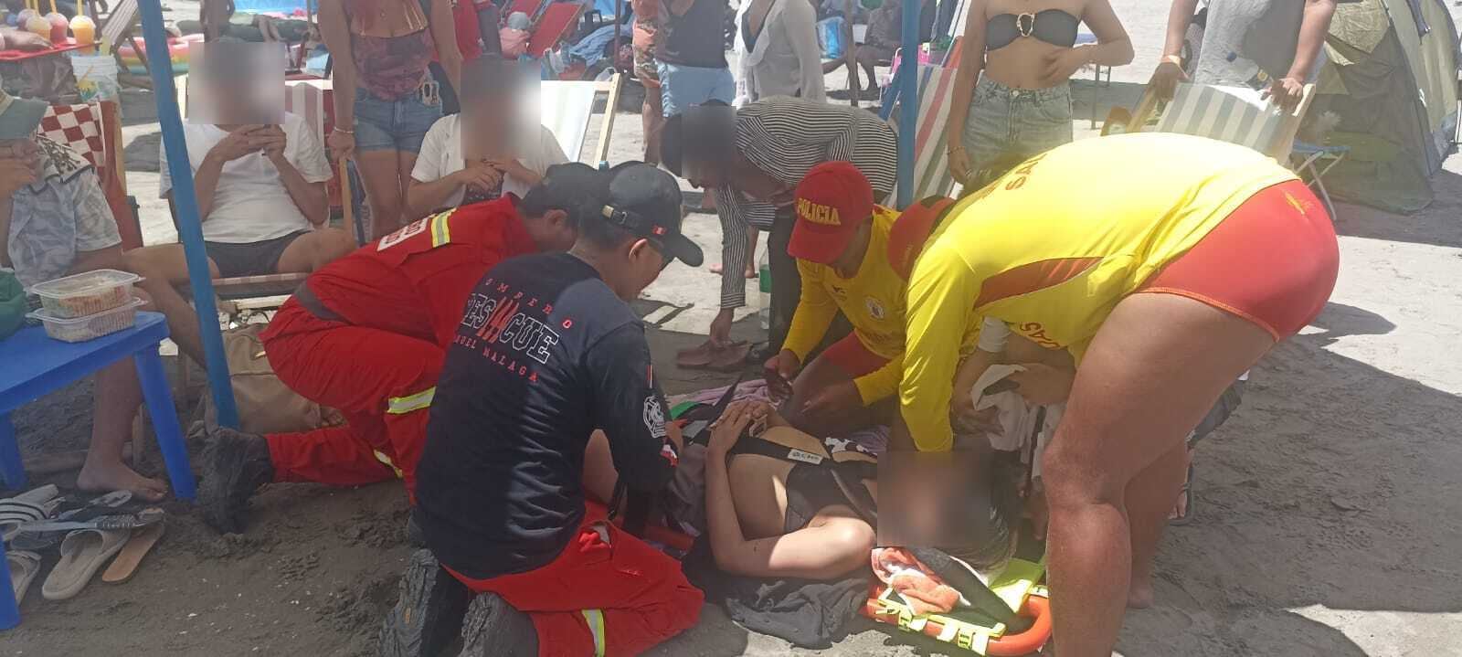 Rescatan a dos personas que eran arrastradas por corrientes marinas, en Mollendo. Foto: Región Policial Arequipa.