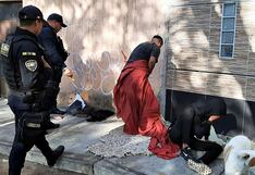 Retiran a dos hombres que dormían en un parque de Trujillo