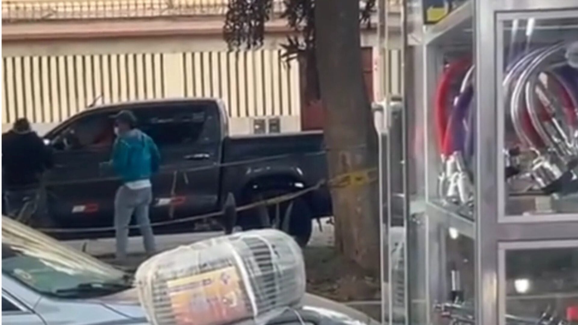 Maleantes armados y en motocicletas interceptaron a conductor de una camioneta en la avenida América y le habrían arrebatado fuerte suma de dinero.