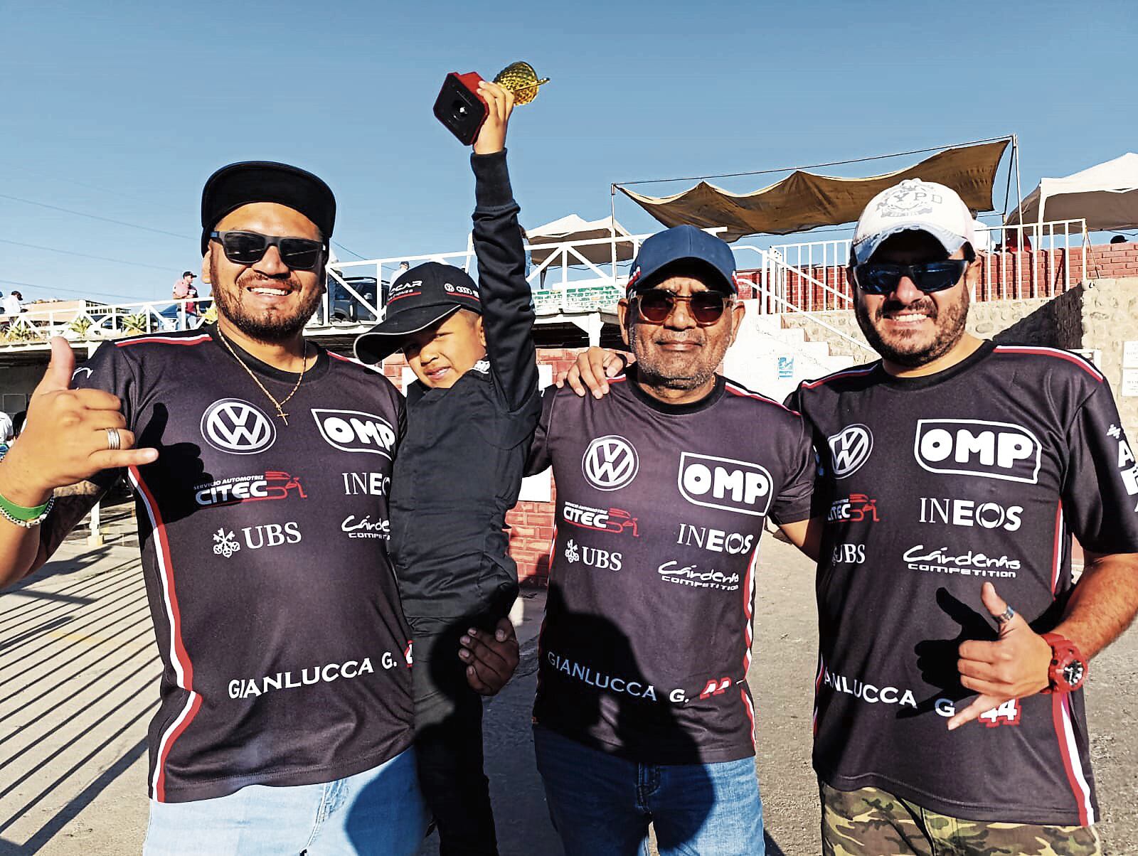 Gianlucca Gómez con su padre y abuelo. (Foto: V. Sánchez)