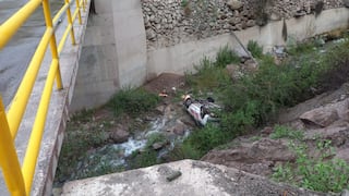 Tacna: Taxi despista en puente y queda con llantas hacia arriba en río