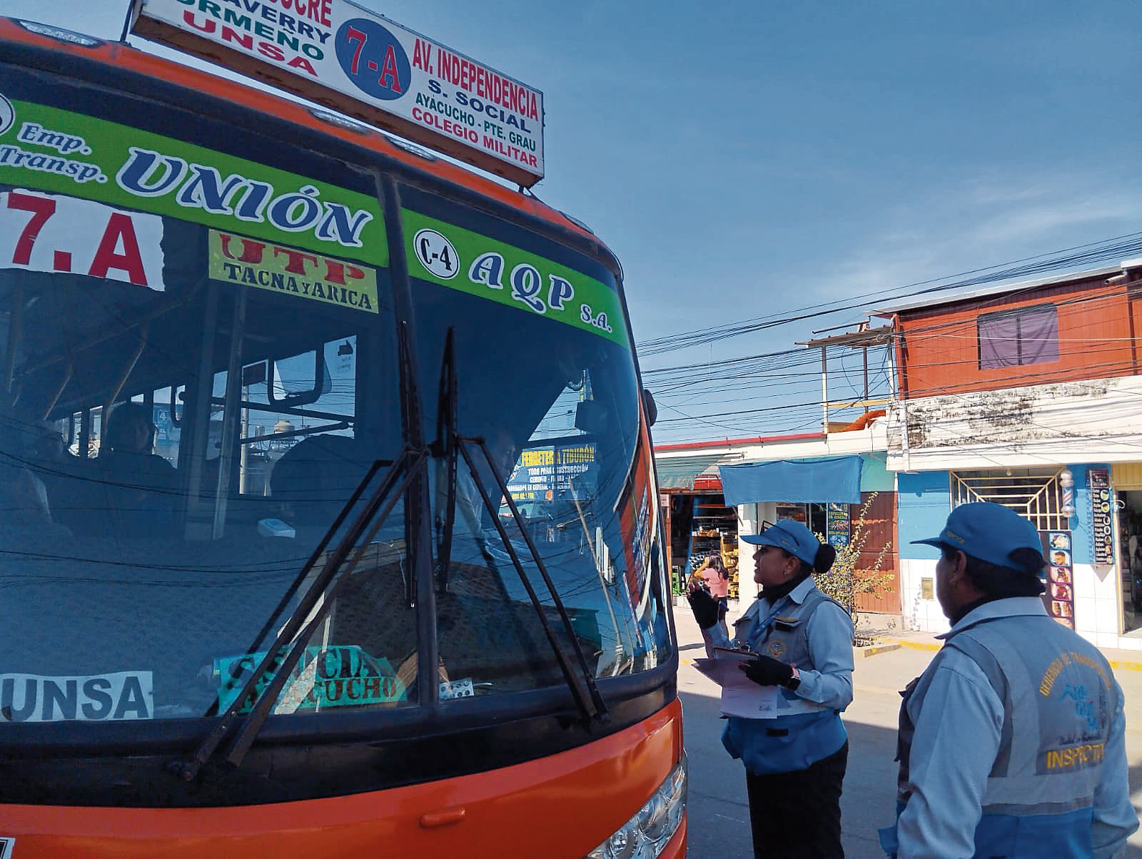 Los inspectores intervienen buses del SIT en Arequipa. Foto: GEC.