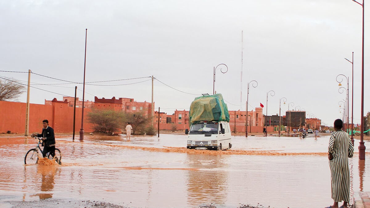 Un coche circula por una calle inundada tras las inundaciones en la región marroquí de Zagora el 7 de septiembre de 2024 - AFP/ SMAIL AIT HMAD
