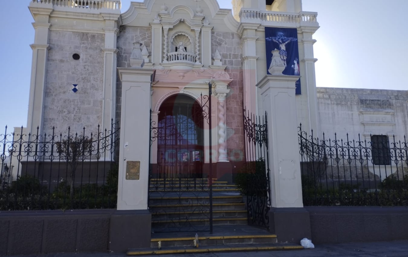 Imágenes de lo que pasaba en los exteriores de la iglesia Santa Marta. Foto: GEC.