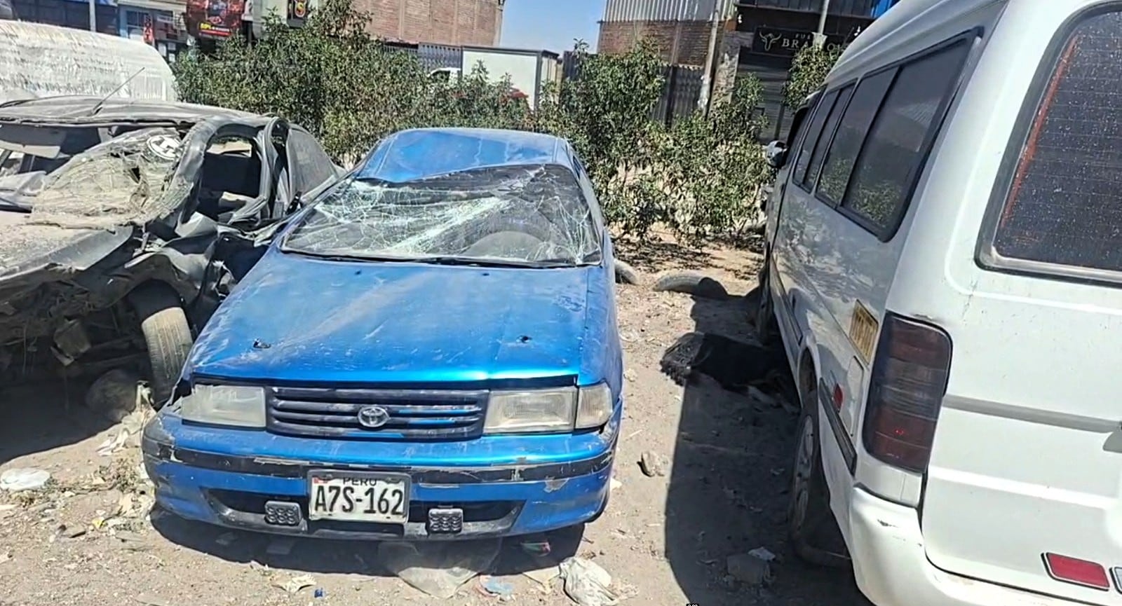 Volcadura de auto en Cerro Colorado dejó daños materiales. Foto: Captura de pantalla/Exitosa.