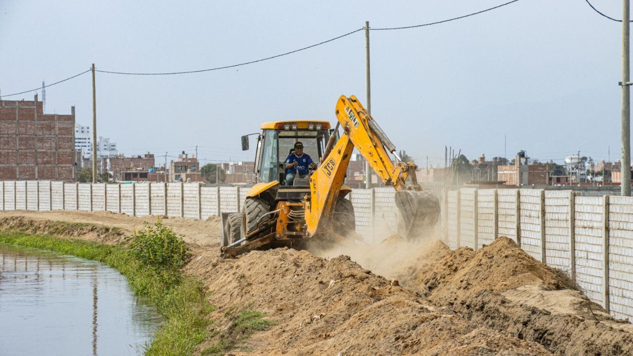 En el lugar se han levantado edificios de seis pisos y hasta se han instalado postes de energía eléctrica y buzones de agua.