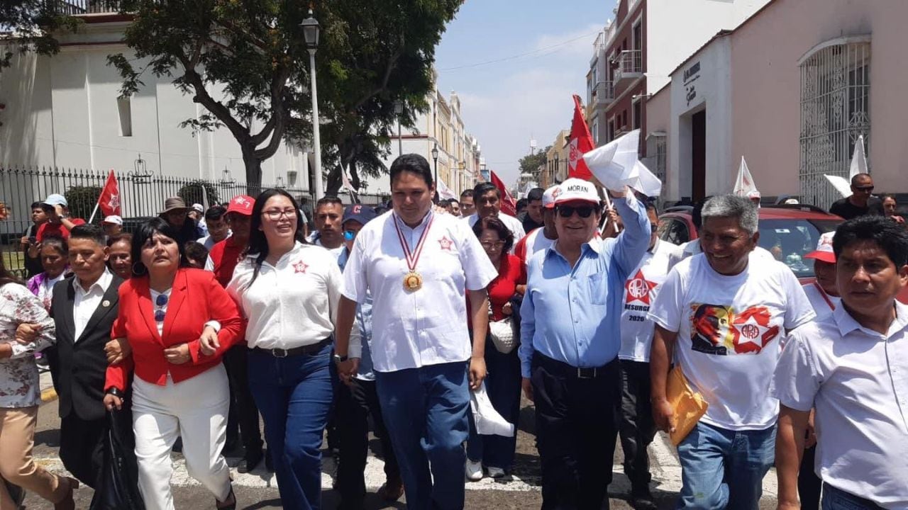 Candidato presidencial del Apra lanzó oficialmente su postulación desde la tumba de Víctor Raúl Haya de la Torre. (Foto: Ozono Televisión)