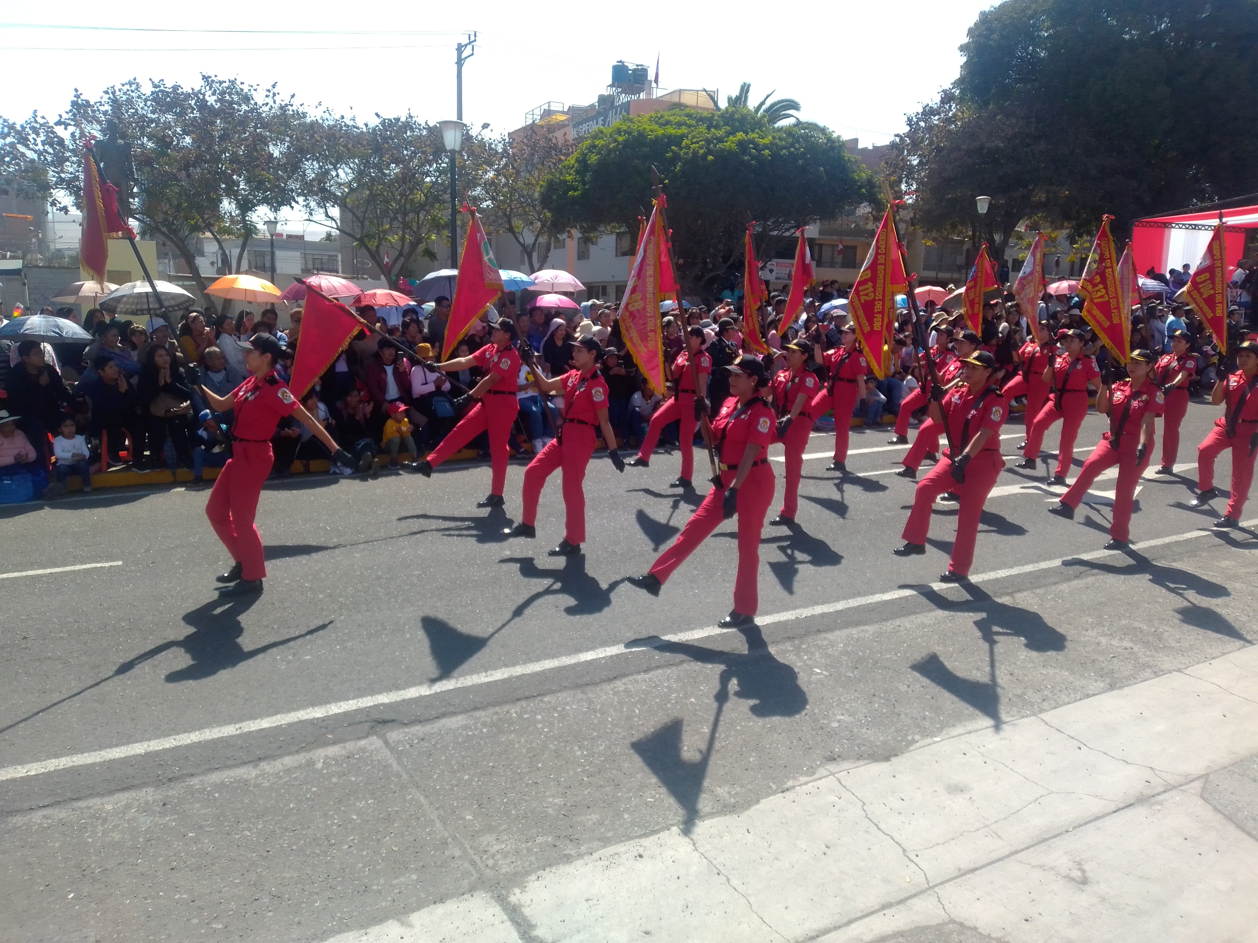 Integrantes de las compañías del Cuerpo General de Bomberos del Perú se hicieron presentes en el gran desfile cívico patriótico. (Foto: Adrian Apaza)