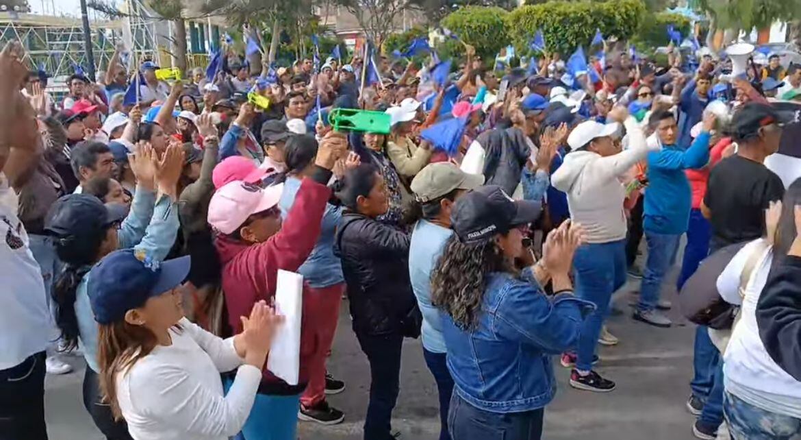 Cientos de obreros exigieron al alcalde Enrique Navarro el respeto a pactos colectivos.