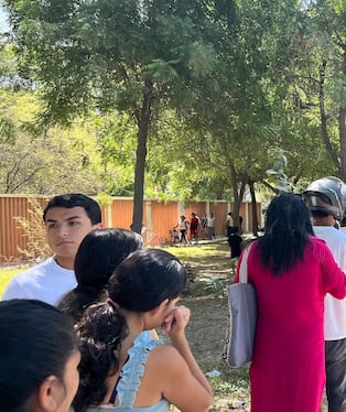 Los electores soportan el intenso sol de Piura en las largas colas en la UNP.