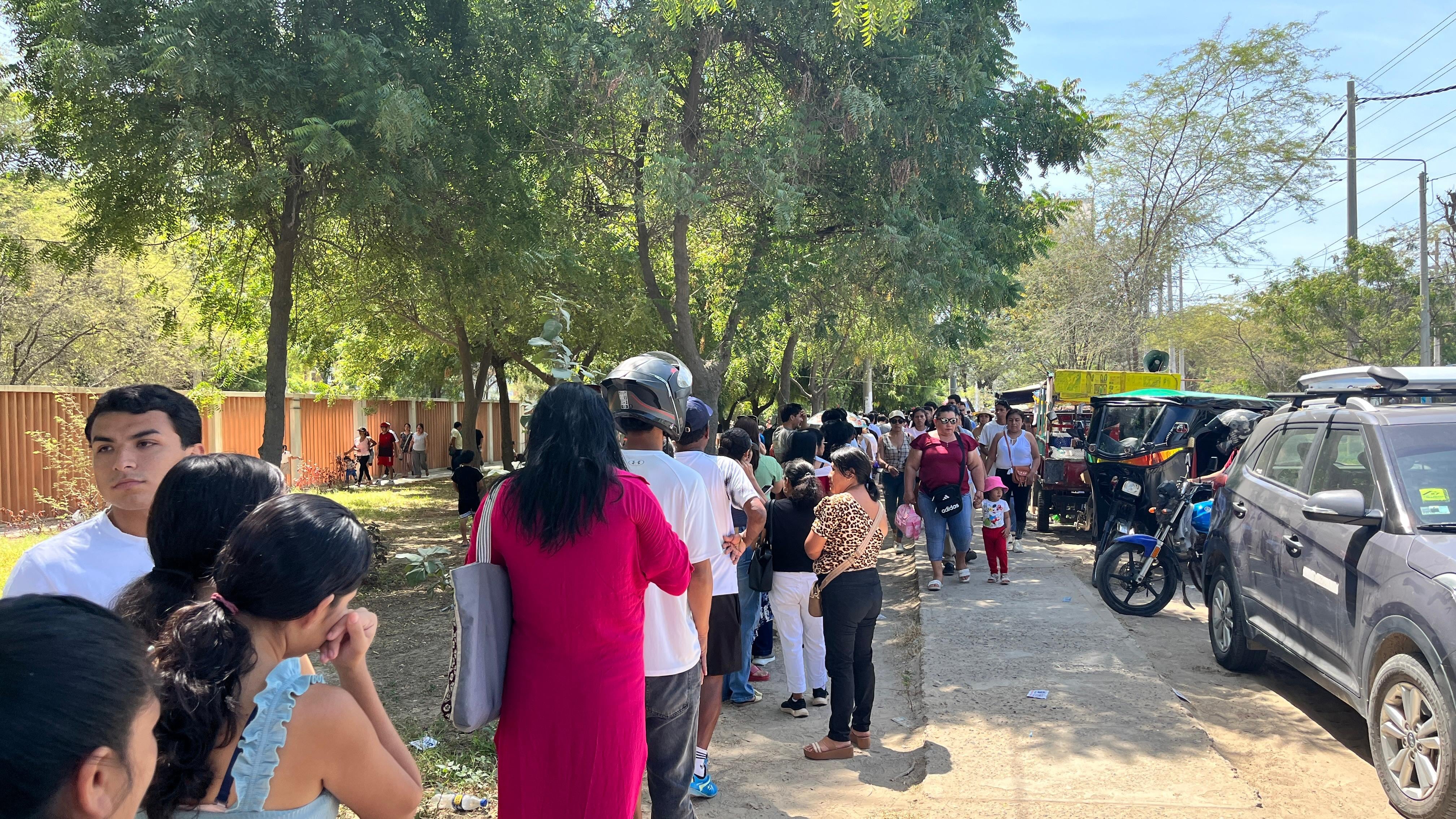 Los electores soportan el intenso sol de Piura en las largas colas en la UNP.